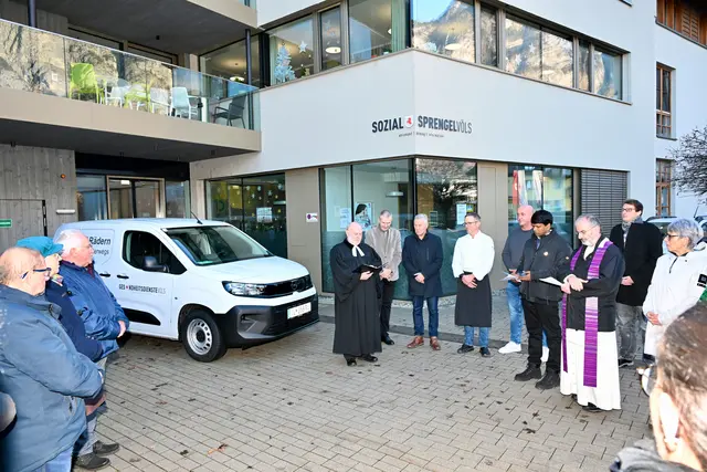 Die Pfarrer Christoph Pernter (kath.) und Bernhard Gross (evang.) nahmen die Segnung der Fahrzeuge vor.