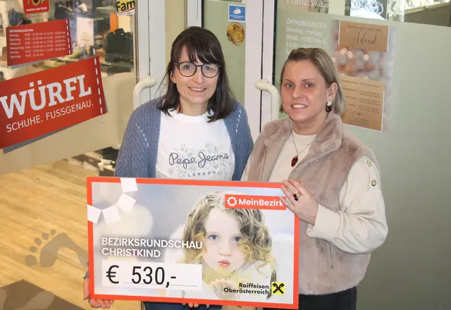 Brigitte Würfl (l.) und Franziska Lederer (r.) bei der Spendenscheckübergabe. | Foto: MeinBezirk/Lindorfer