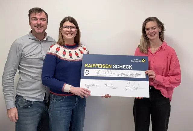 Gabriele und Wolfgang Mayrwöger-Hennerbichler, die Geschäftsführer von Psido, bei der Spendenübergabe an Obfrau Mona Decker vom Verein Seelenpflaster.
 | Foto: Mayrwöger-Hennerbichler