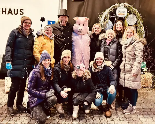 Lebende Glücksbringer beim Silvesterpfad am Maltschacher See: Besucher können ein Erinnerungsfotos machen lassen. | Foto: Reinhold Köchl