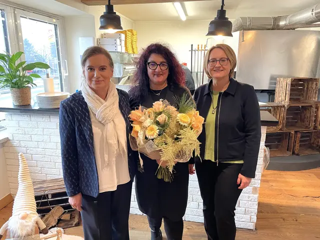 Bürgermeisterin Doris Liposchek, Wirtin Dara Stojanovic und Amtsleiterin Anja Schweda (von links) | Foto: Gemeinde Wernberg