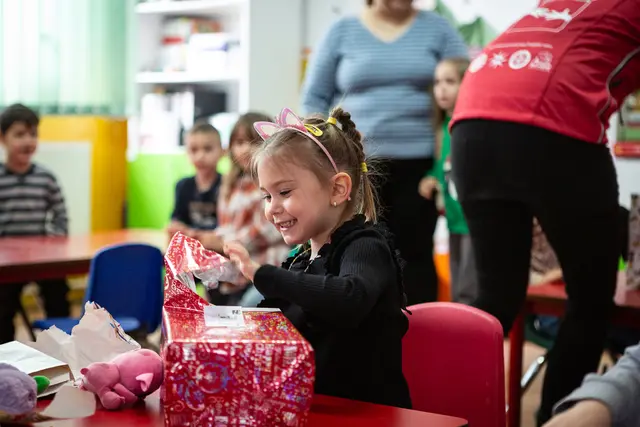 Strahlende Kinderaugen beim Auspacken der Packerl. | Foto: ©Weihnachtspackerlaktion