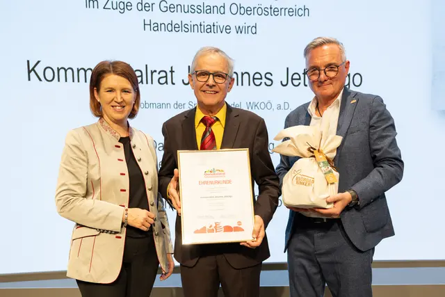 Landesrätin Michaela Langer-Weninger überreichte die Ehrenurkunde der Genussland OÖ-Handelsinitiative an Johannes Jetschgo und Josef Lehner, Geschäftsführer Handel Genussland Marketing OÖ, v. l.  | Foto: Genussland OÖ/Margot Haag