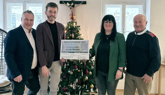 Direktor René Steinberger (2. v. l.) mit Martin Reiter (links), Angelika Hausberger und Hans Guggenberger bei der Scheckübergabe.