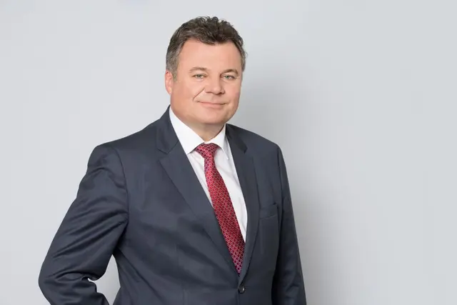 Verkehrs-Landesrat Günther Steinkellner (FPÖ) stellt die Nützlichkeit der Lärmschutzwände an der A1 bei Asten und Enns in Frage.  | Foto: Land Oberösterreich