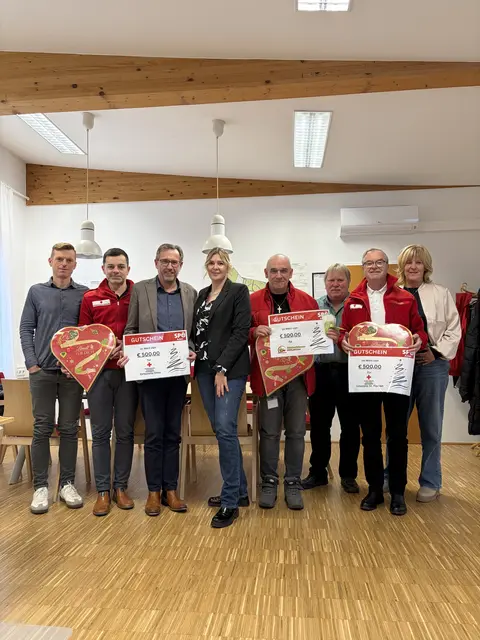 Richard Lang, SPÖ Asten; Martin Haslinger, RK Enns; Bgm Christian Deleja-Hotko, Ortsstellenleiter RK Enns; Bgm Alma Halilovic, SPÖ Asten; Walter Gerhard Kreische, Obdachlosenhilfe.at; Ludwig Birngruber, SPÖ Asten; Robert Zeitlinger, Ortsstellenleiter RK St. Florian; Monika Wahl, VzBgm Asten ( von links) | Foto: Foto: SPÖ Asten