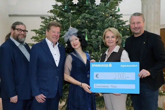 Pianist und Gemeinderat Klaus Bergmaier, Regisseur und Stadtrat Helmut Mayer, Hauptdarstellerin Hanna Mayer, Vizebürgermeisterin Eva Hollerer und Bürgermeister Peter Molnar bei der offiziellen Spendenübergabe im Rathaus – von links. | Foto: Stadt Krems
