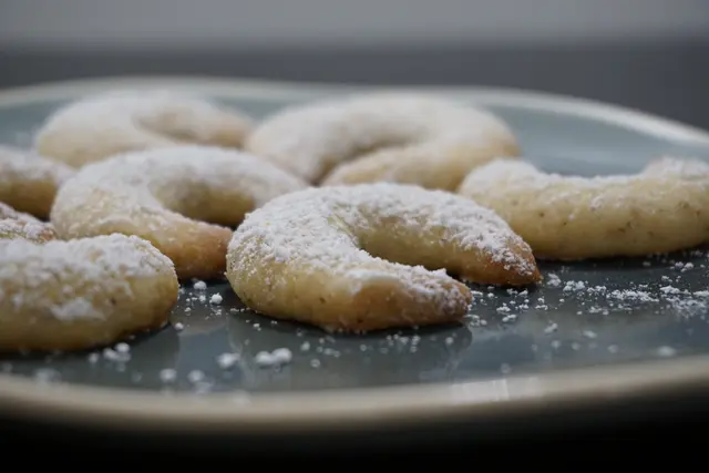Frisch aus dem Ofen schmecken Vanillekipferl am besten. | Foto: Sandra Altendorfer