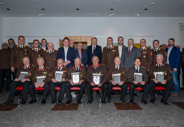 Langjährige Feuerwehrmitglieder wurden im Rathaus geehrt. | Foto: Gerald Weixelbraun