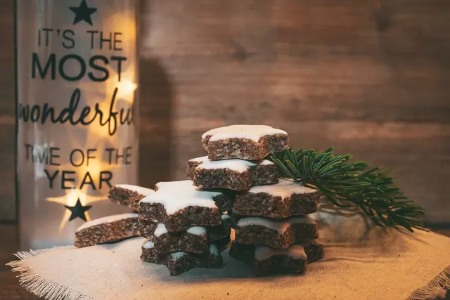 Zimtsterne lassen sich für das große Fest einfach in einer veganen Version backen. | Foto: pixabay