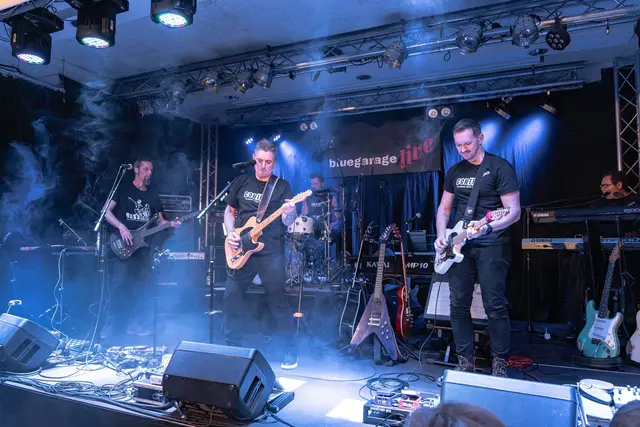 Auch Contra rockten die Bluegarage. | Foto: Bluegarage