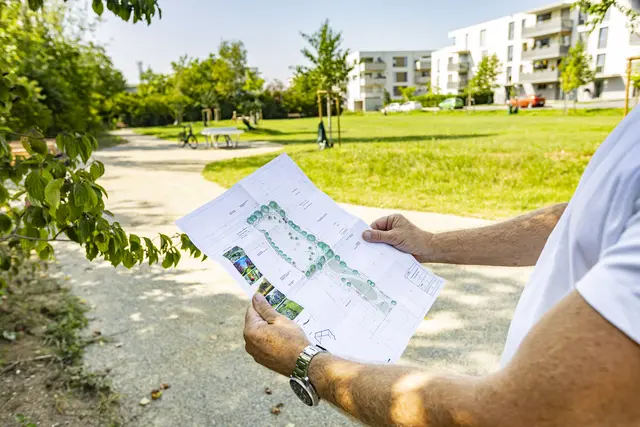 In Straßgang bietet ein neuer Park Wiesen, Sitzgelegenheiten, Naschgewächse sowie Hängematten. | Foto: Foto Fischer
