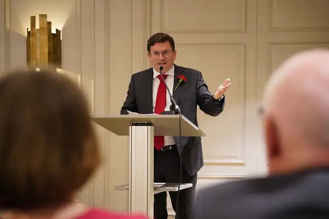 Wilfried Zankl (SPÖ) betonte bei der letzten Sitzung im Amtshaus, dass es wichtig sei, gezielt zu investieren. | Foto: BV 12/Lucas Mallinger