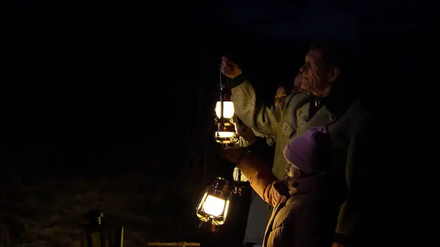 Franz Posch schlendert durch den weihnachtlichen Grüble Weg in Ried im Oberinntal. | Foto: ORF Tirol