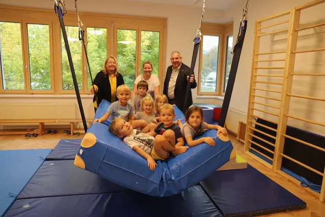 Vize-Bgm. Mag. Christine Gabler, Kindergartenleiterin Bianca Spitzer und Bgm. Fritz Feichtinger (v.l.) mit Kindern im neu gestalteten Bewegungsraum | Foto: Stadtgemeinde Laakirchen