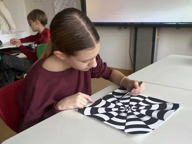 Mit einfachen Mitteln wie Bleistift und Lineal schufen die jungen Künstler:innen eindrucksvolle Werke.  | Foto: Sport/Mittelschule St. Valentin