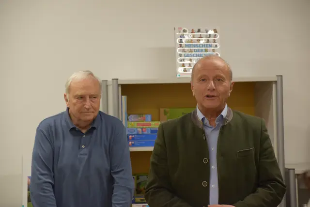 Büchereileiter Peter Bachmaier links und Bürgermeister Herbert Eßl