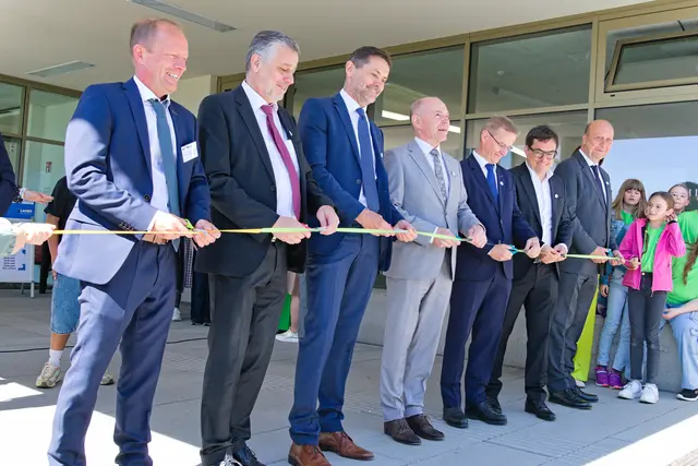 Vertreter der Schule, Gemeinde und Politik durchschnitten traditionell das Eröffnungsband. | Foto: Alfred Hofer