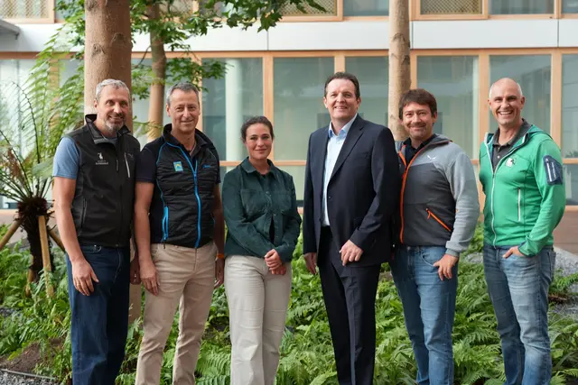 LR René Zumtobel mit den GeschäftsführerInnen der fünf Tiroler Naturparke. V.li: Ernst Partl (NP Kaunergrat), Thomas Schmarda (NP Ötztal), Nora Schneider (NP Tiroler Lech), LR René Zumtobel, Willi Seifer (NP Zillertal) und Anton Heufelder (NP Karwendel). | Foto: Land Tirol/Brandhuber