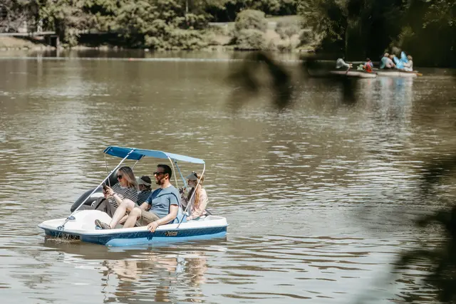 Seit dem Sommer ist es wieder möglich, am Hilmteich mit dem Boot zu fahren. Zur Verfügung stehen drei Tretboote und drei Ruderboote. | Foto: Michaela Begsteiger