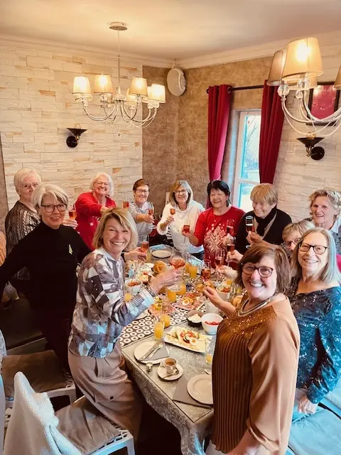 Die Pöttschinger Senioren-Turnerinnen genossen das Sekt und Lachsfrühstück in der Vintage Lounge. | Foto: Vintage Lounge