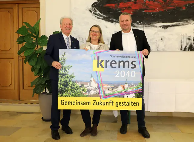 Freuen sich über den einstimmigen Beschluss des ÖEK Krems 2040: Baustadtrat Günter Herz, Amtsleiterin Silva Schmid (Amt für Stadt- und Verkehrsplanung) sowie Bürgermeister Peter Molnar – von links. | Foto: Stadt Krems