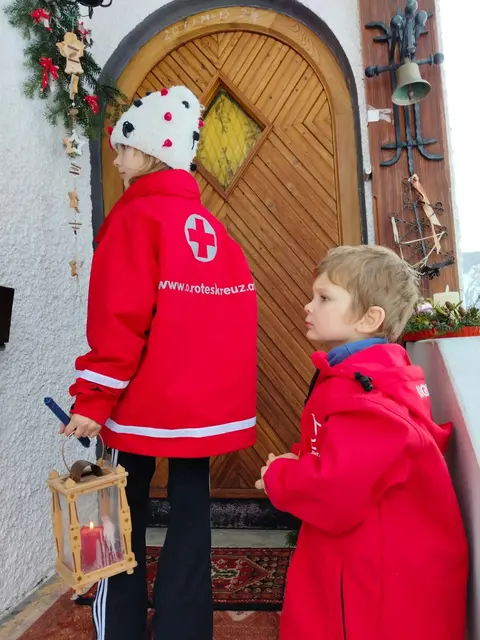 Jedes Jahr am 24. Dezember besuchen rund 22 Kinder des Jugendrotkreuzes die etwa 130 Rufhilfeklienten in acht Gemeinden der Region.  | Foto: OÖRK Kirchdorf