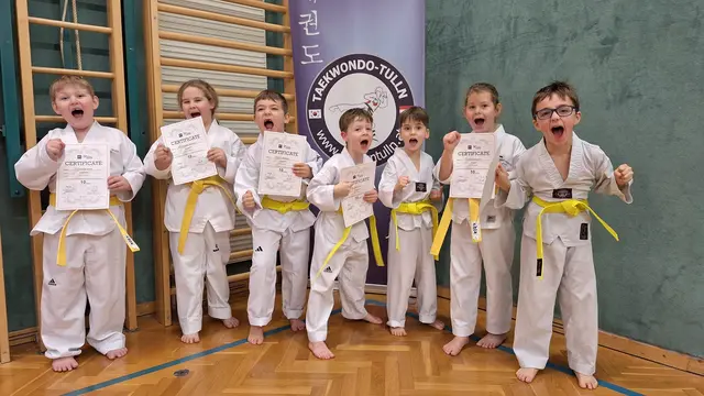 Prüflinge 10. KUP Bambini
v.l.n.r: Viktor Tüchler, Valentina Holzmann, Matteo Rafyi, Fynn Kloner, Teo Vukmirovic, Paulina Liasota, Alessandro Kittinger
