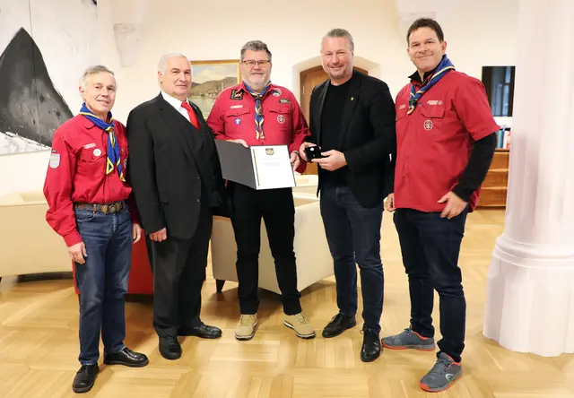 Der frühere Elternratsobmann Wolfgang Siller, Gemeinderat Andreas Ettenauer, der Geehrte Jürgen Kreibich, Bürgermeister Peter Molnar und der neue Elternratsobmann Wolfgang Spindelberger bei der Ehrung im Rathaus – von links. | Foto: Stadt Krems