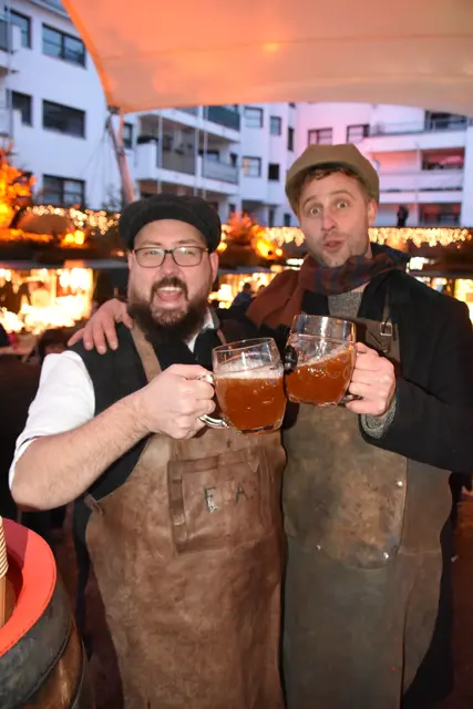 Braumeister Michal Perner und Brauer Ulrich Zech stoßen in und auf Telfs an.