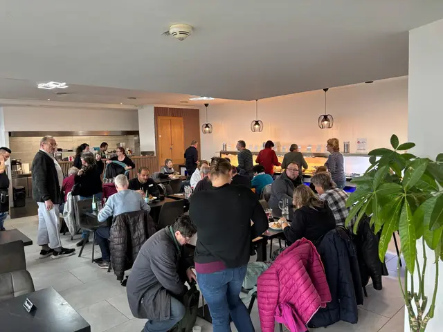 Bis auf den letzten Platz gefüllt zeigte sich das „Lin Asian Kitchen“ im Shopping Horn am Aktionstag mit dem viel beachteten Fünf-Euro-Buffet. | Foto: Manuela Danzinger
