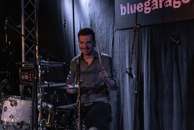 Martin Sackl durfte sich an drei Tagen fünfmal ans Schlagzeug setzen. | Foto: Bluegarage