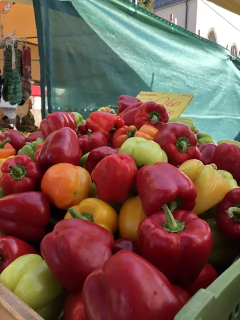 Die beliebte Schranne rund um die Andräkirche am Mirabellplatz findet vor Weihnachten und dem Jahreswechsel nicht wie üblich am Donnerstag statt.  | Foto: sm