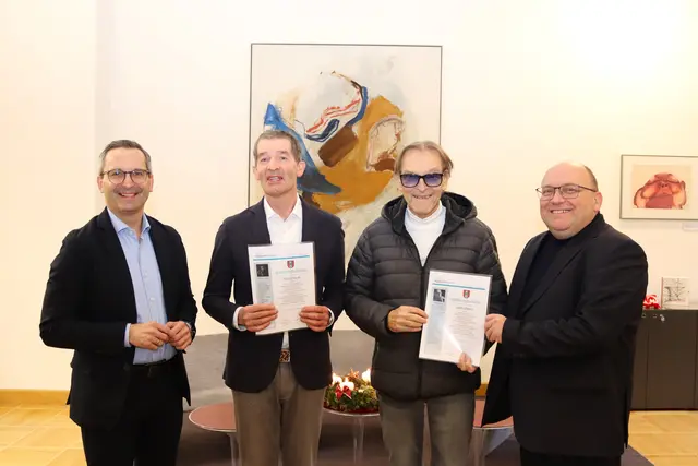 Kulturreferent Stadtrat Franz Petritz (links) und Leiter der Abteilung Kultur Alexander Gerdanovits (rechts) freuen sich über die Schenkung zweier Kunstwerke der beiden Künstler Edwin Wiegele und Michael Seyer an die Stadtgalerie Klagenfurt. | Foto: StadtKommunikation / Buchner