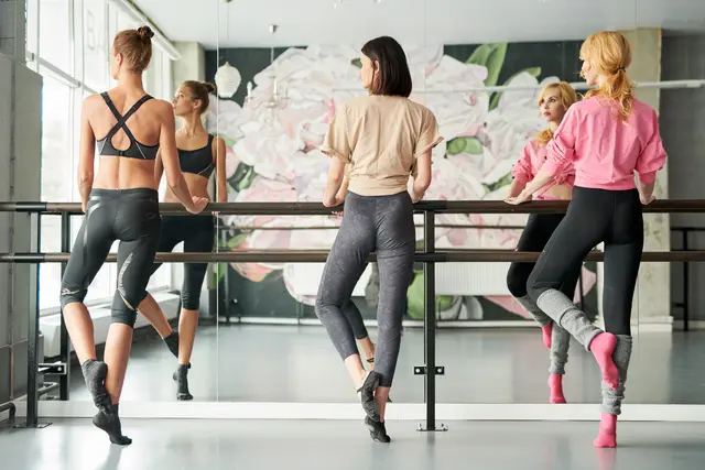 Tanzen, etwas Ballett, ist eine hervorragende Möglichkeit, den Körper beweglich und das Gehirn fit zu halten. | Foto: stock.adobe.com /Seventyfour