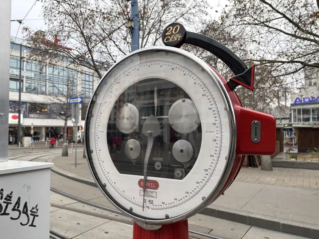 Steigt man auf die Waage und zahlt 20 Cent, bewegt sich die Mechanik hinter dem Glas. | Foto: Michael Marbacher/MeinBezirk