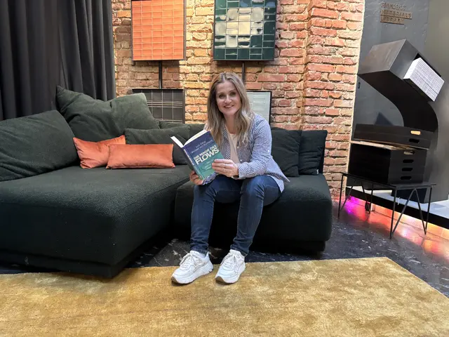 "Flow ist die Kunst, aus dem Egobewusstsein auszusteigen und völlig ohne Widerstände zu leben – beim Schreiben dieses Buchs ist mir das gelungen", sagt Autorin und Schi-Rennfahrerin Elisabeth "Lizz" Görgl. | Foto: Mathias Kautzky/MeinBezirk