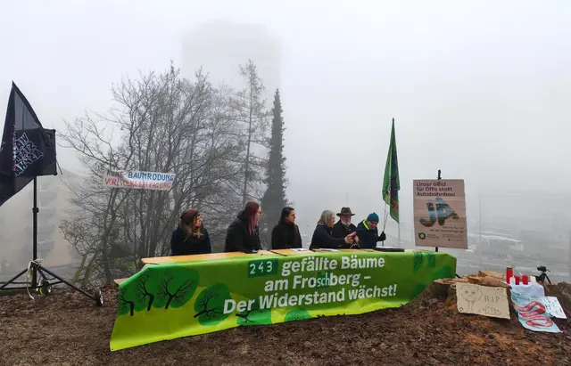 Bei einer Pressekonferenz im Bergschlösslpark informierten Mitglieder der Bürgerinitiative "Ja! Zum Grüngürtel" über ihre weiteren Pläne. Seit Anfang Dezember ist noch eine letzte Baumgruppe von Aktivistinnen und Aktivisten besetzt. | Foto: "Ja! Zum Grüngürtel!