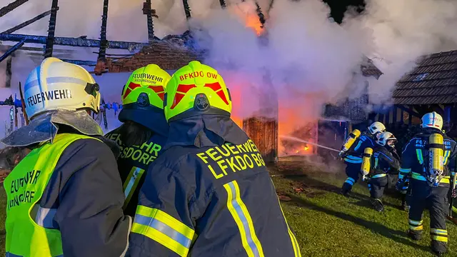 85 Einsatzkräfte mehrerer Feuerwehren löschten einen Wirtschaftsgebäudebrand in Riedlingsdorf. | Foto: Bezirksfeuerwehrkommando Oberwart/Alexander Flaschberger