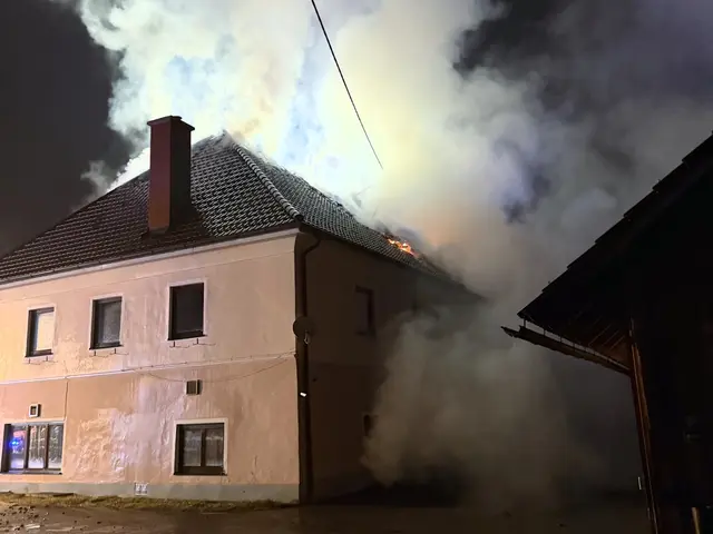 Ein Übergreifen der Flammen auf benachbarte Objekte habe verhindert werden können. | Foto: ÖA-Team BFKdo Klagenfurt-Land