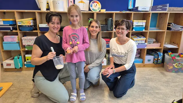 Sabine Tober (l.), Bianca Steglehner (3.v.l.) und Renate Danninger (r.) mit einem Kindergartenkind. | Foto: zVg