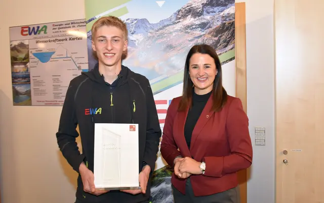 LR Astrid Mair gratuliert André Heiseler zum "Lehrling des Monats" Dezember 2025. | Foto: Land Tirol/Gerzabek