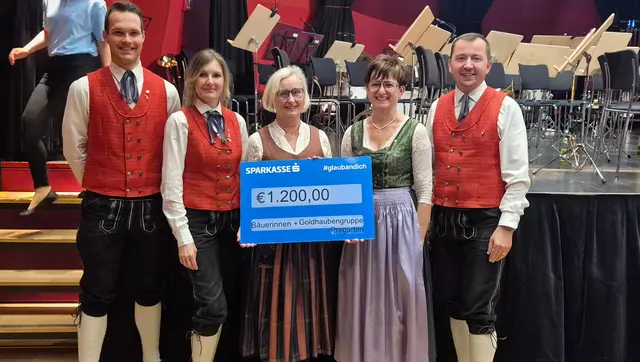 Von links: Simon Steininger, Kapellmeisterin Claudia Klem, Goldhauben-Obfrau Christa Schauer, Ortsbäuerin Renate Danninger und Musikverein-Obmann Anton Miesenberger. | Foto: zVg