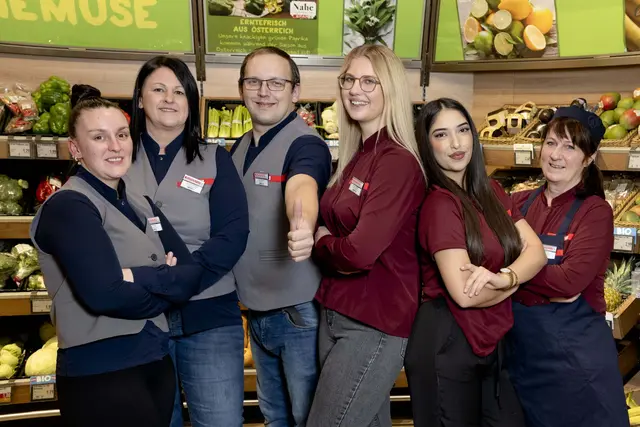 Marktleiter Sebastian Beham (Mitte) freut sich mit seinem Führungsteam auf die Neueröffnung des Marktes in Bürmoos. | Foto: SPAR