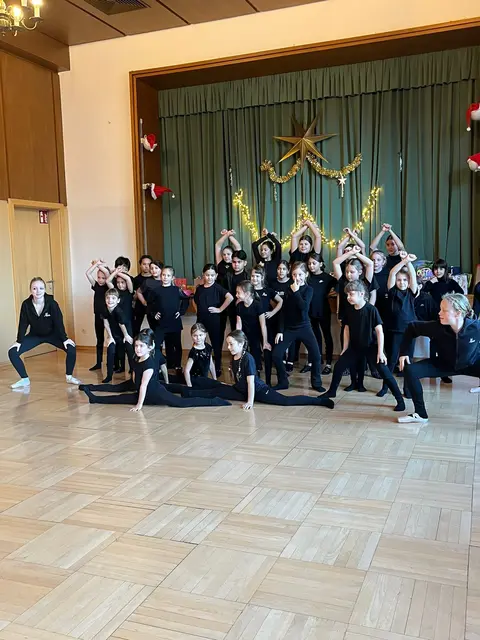 33 Tänzerinnen im Alter von 6 bis 13 Jahren feierten bei der JOYdance-Weihnachtsfeier gemeinsam den Jahresabschluss | Foto: JOYdance