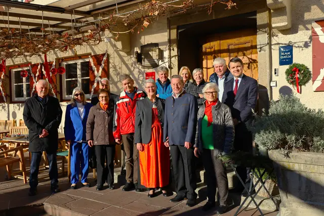 Bürgermeister Georg Aicher-Hechenberger (li.) und Bezirkshauptmann Kurt Berek (re.) gratulierten den Jubelpaaren in Erl. | Foto: Gemeinde Erl