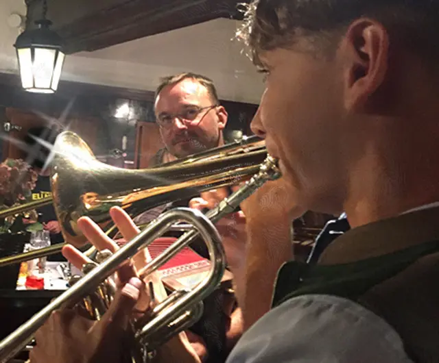 Neben Blechblasinstrumenten bringen die Gäste in der Wirtsstube Harmonika, Klarinette und Harfe in Stimmung. | Foto: Moahuawa Trau Di