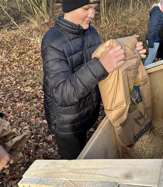 Nach dem Aufstellen, füllten die Schülerinnen und Schüler das Futter für die Rehe ein. | Foto: MeinBezirk/Leonie Herrmann