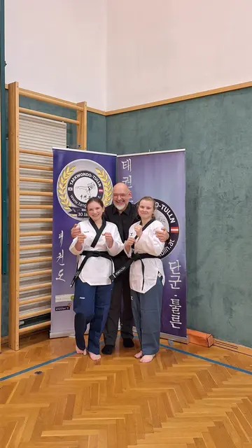 DAN-Prüflinge
v.l.n.r: Marlene Rebensteiner, GM Diemtar Brandl, Victoria Rebensteiner

