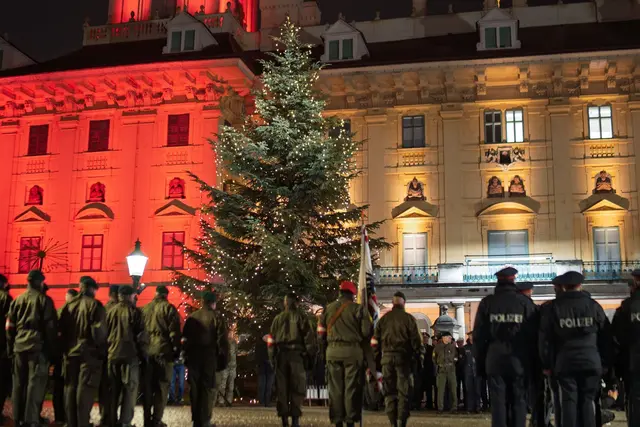 Der Dankesfeiervor dem und im Schloss Esterházy wohnten neben dem Minister-Duo weitere prominente Gäste bei: Landespolizeidirektor Martin Huber, Militärkommandant Brigadier Gernot Gasser, Eisenstadts Bürgermeister Thomas Steiner, Landtagsabgeordneter Roman Kainrath in Vertretung des Landeshauptmannes sowie Nationalratsabgeordneter Maximilan Köllner. | Foto: Bundesheer/Klikovich